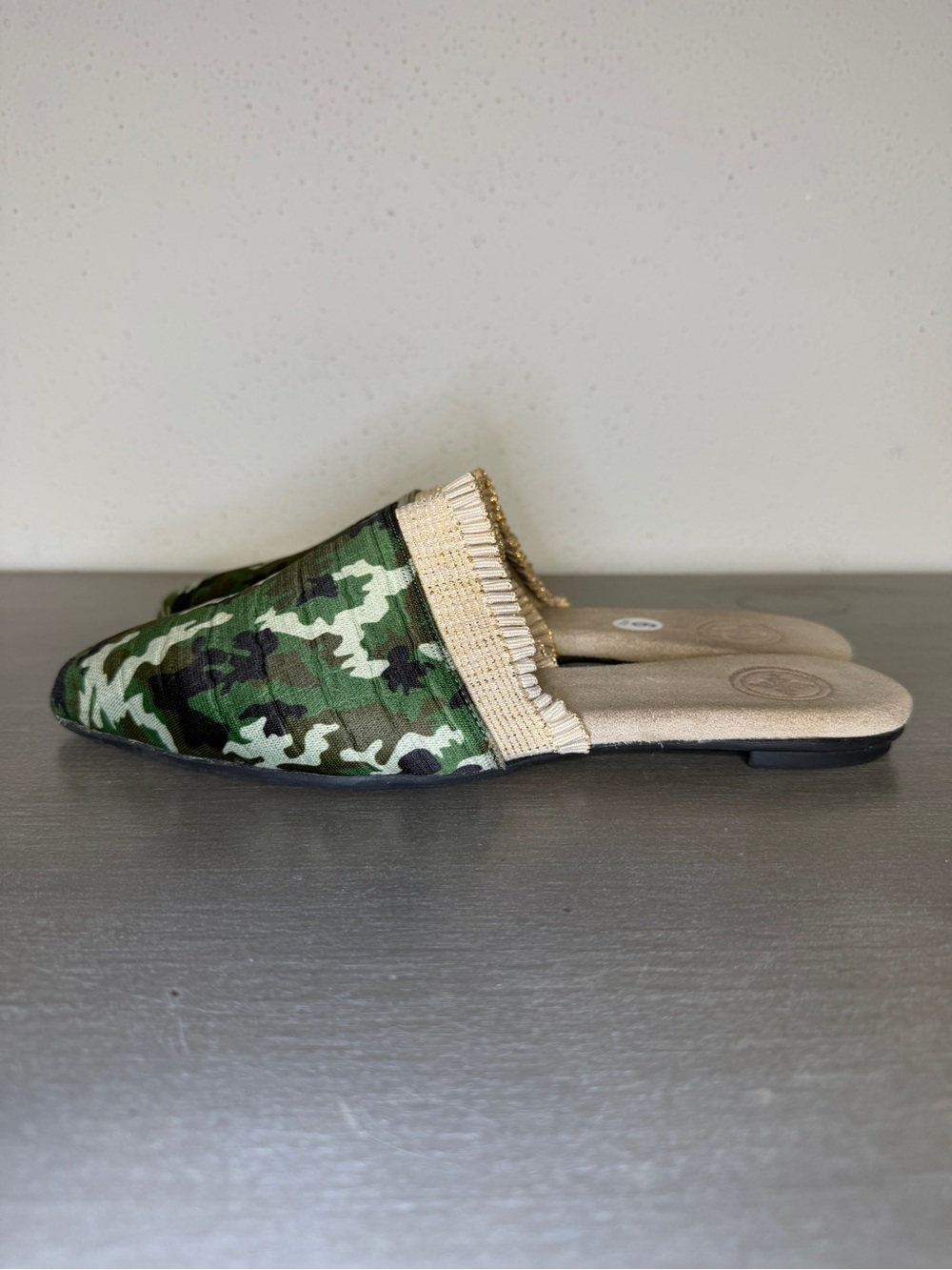 Charleston Shoe Co Blakely Camo Pointed Toe Mules Green Camouflage Flats 9 - Picture 3 of 9